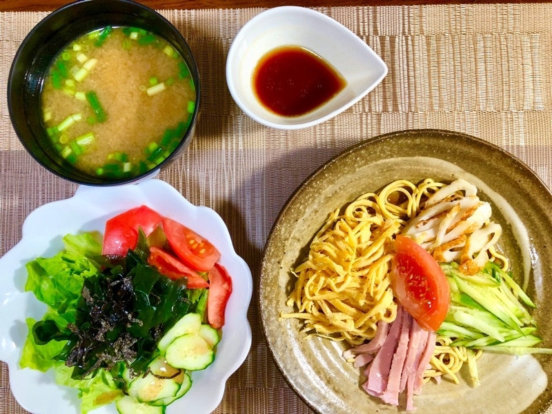 低糖質麺の冷やし中華・手作りタレ・サラダ・味噌汁を撮った写真