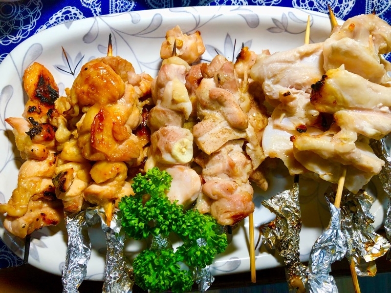 焼き鳥（鶏もも塩とタレ　鶏ヤゲン軟骨塩）を撮った写真