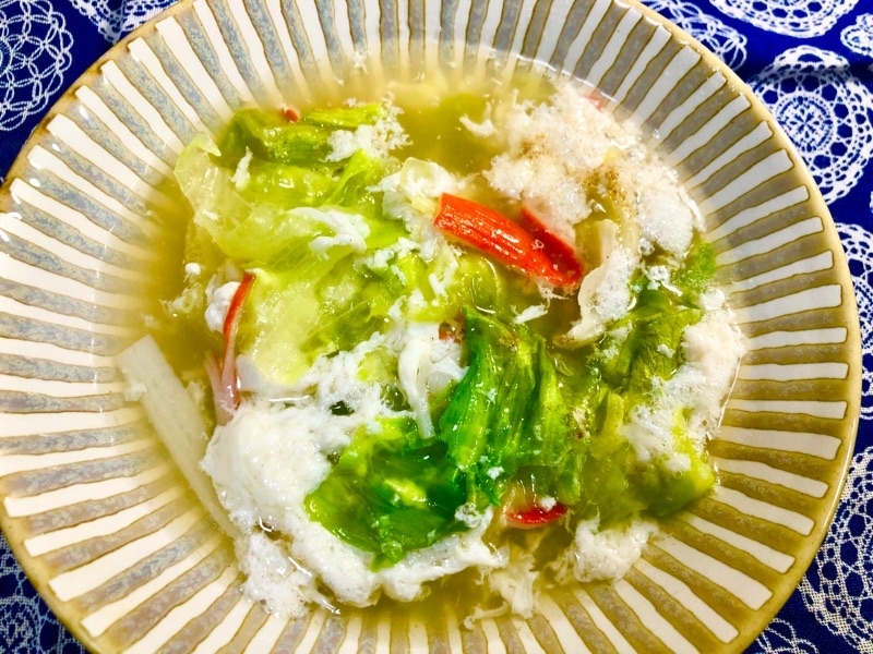 カニカマの卵白スープを皿に盛り付けて撮った写真