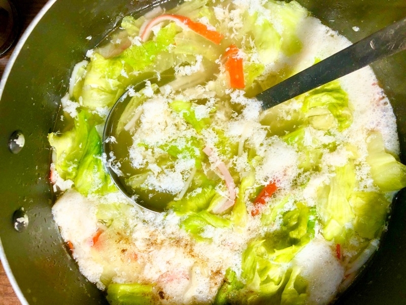 カニカマの卵白スープの入った鍋を撮った写真