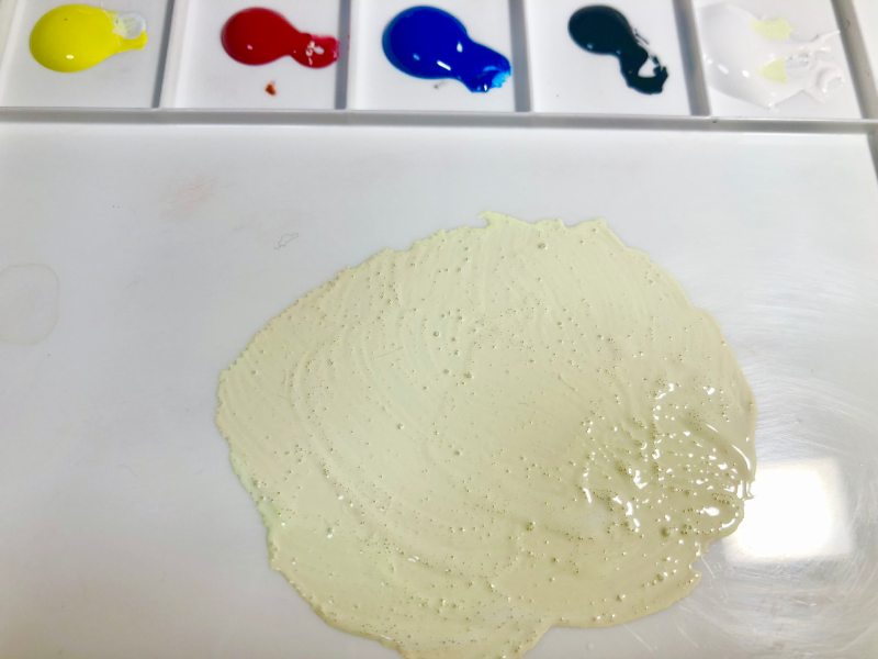 パレットに絵の具を混ぜて作った色を撮影した写真
