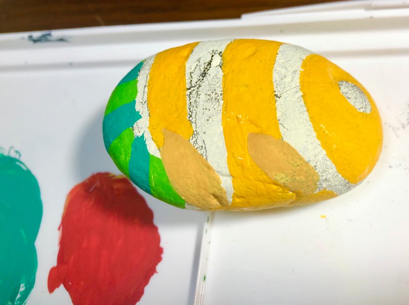 石の裏側に絵の具で着色して撮影した写真