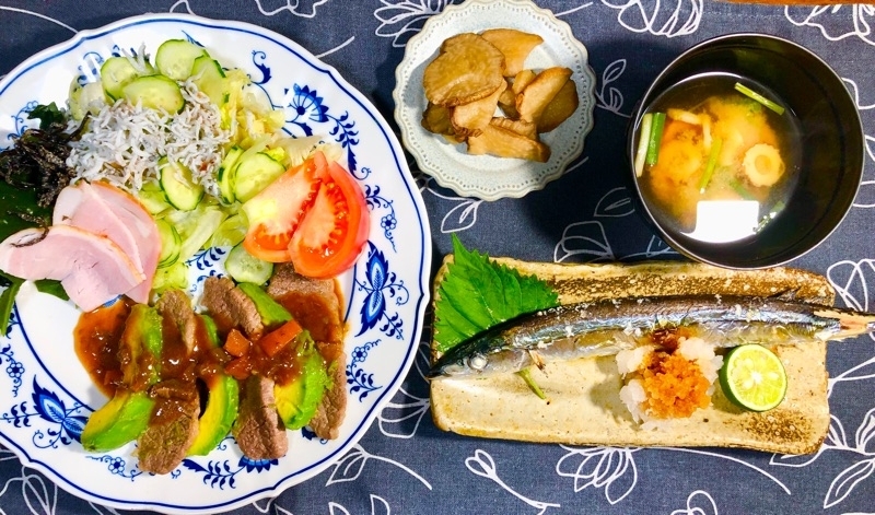 サンマの塩焼き、牛肉のアボカド焼きを撮った写真