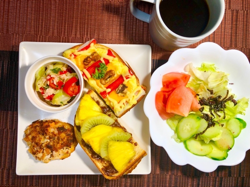 カニカマチーズとパインチョコトーストのランチを撮った写真