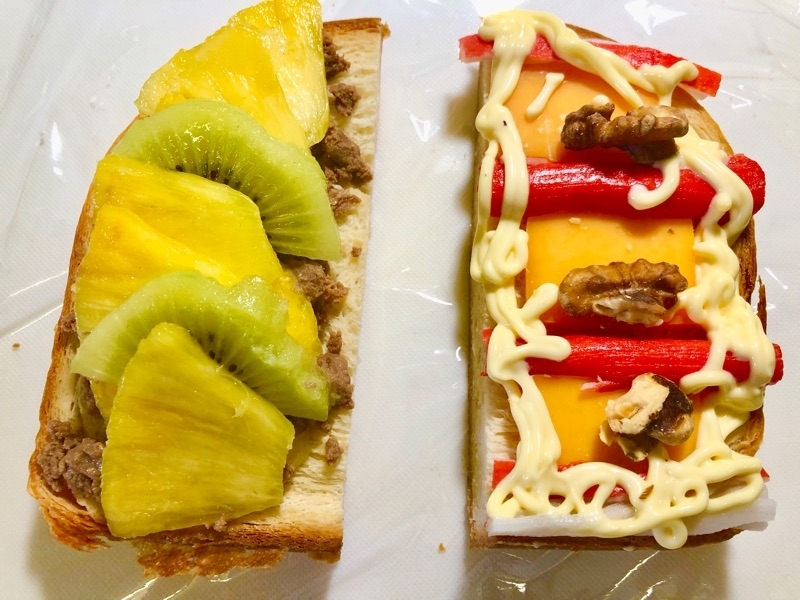 低糖質デニッシュ食パンのカニカマチーズとパインチョコのせを撮った写真