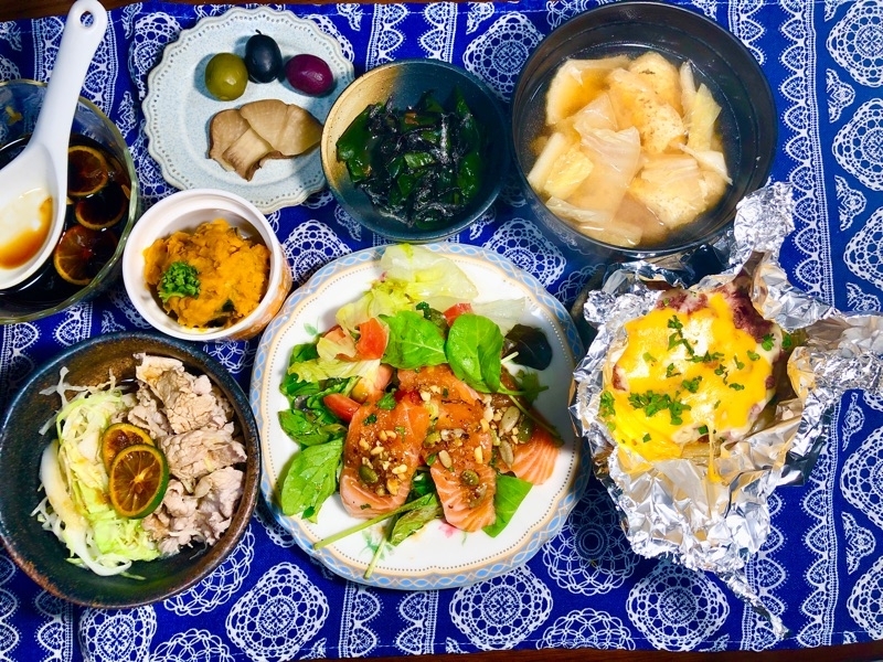 夕飯の食卓を撮った写真