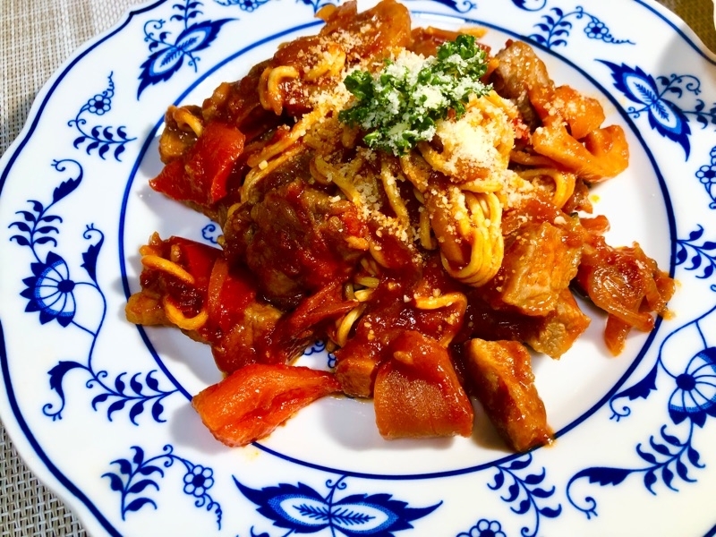 ゴロゴロ肉のトマトソースパスタを撮った写真