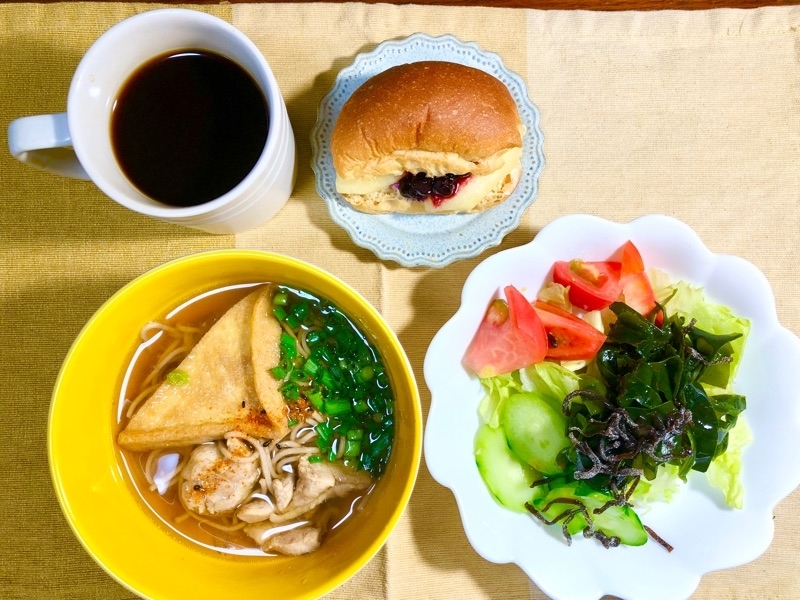 昼食の食卓を撮った写真