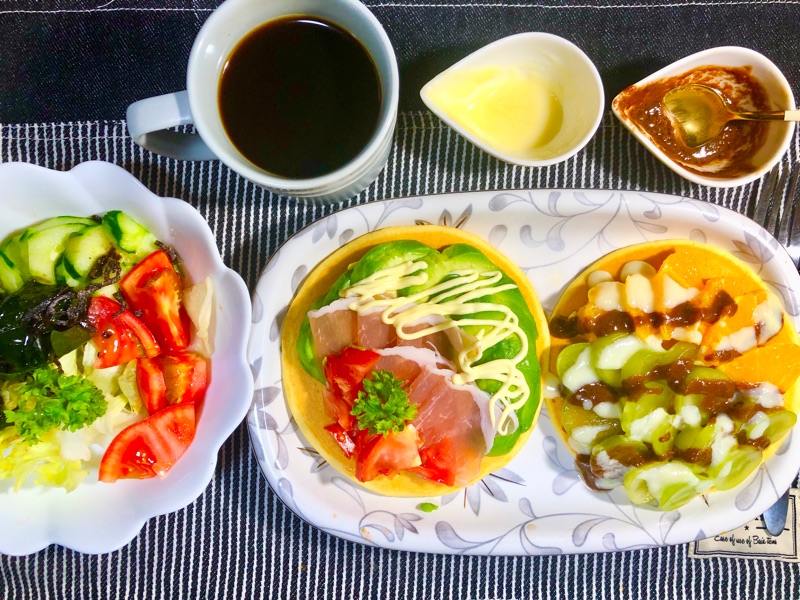 生ハムアボカドとフルーツチョコのパンケーキランチを撮った写真