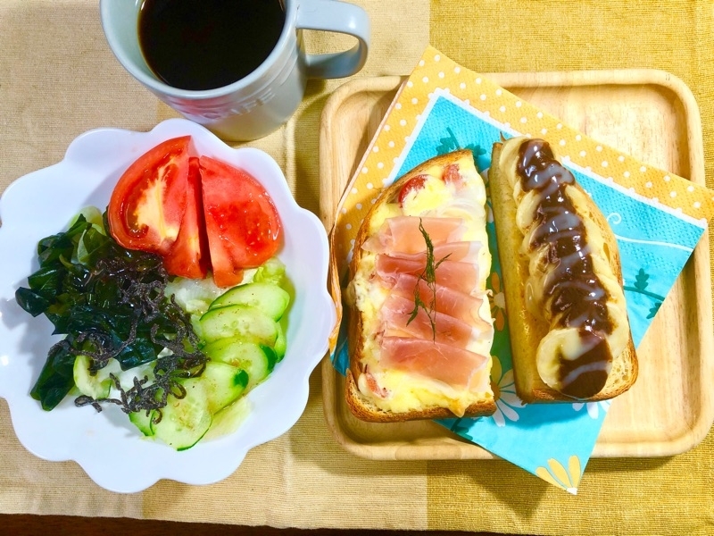 昼食の食卓を撮った写真