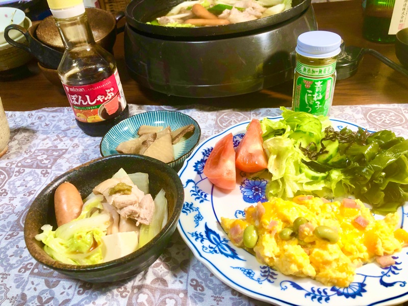 夕飯の食卓を撮った写真