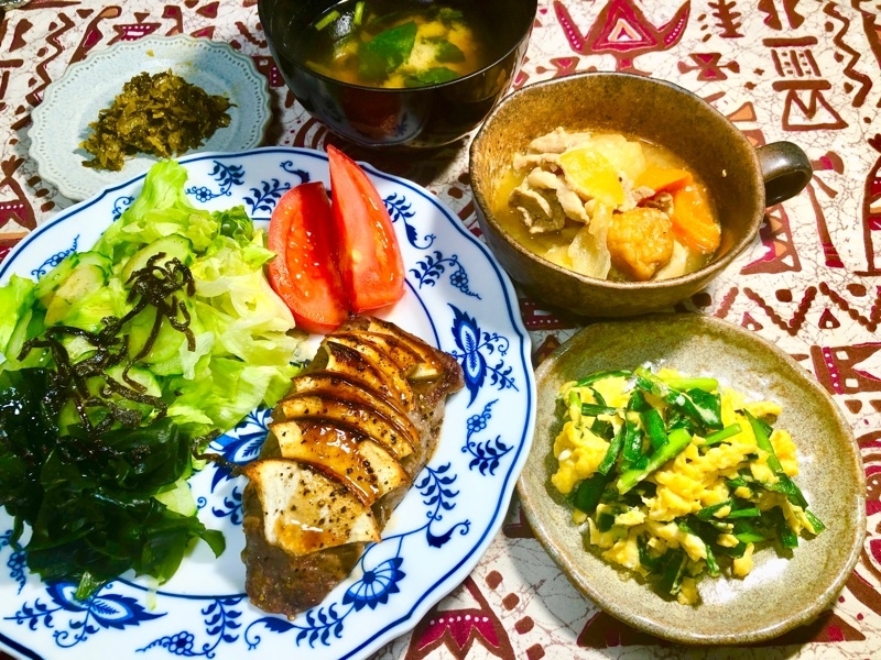 夕飯の食卓を撮った写真