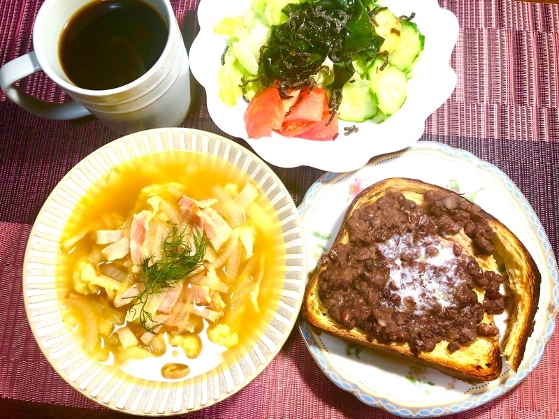 昼食の食卓を撮った写真