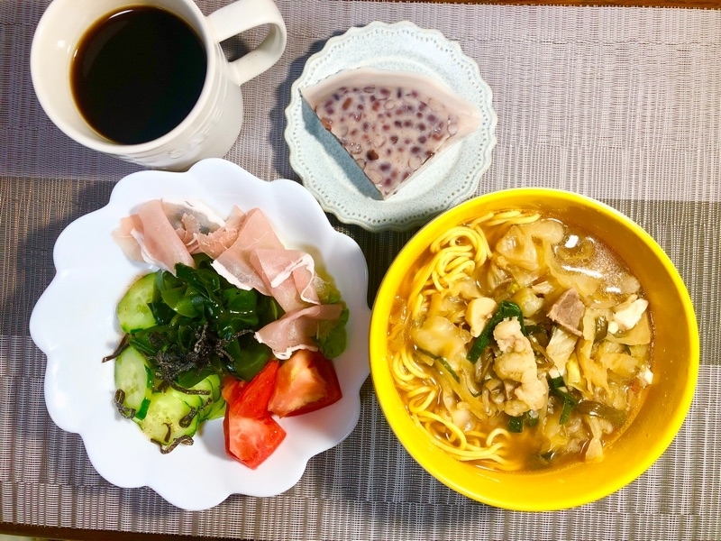 昼食の食卓を撮った写真