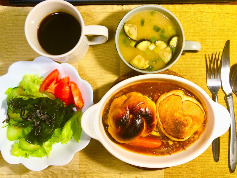 昼食の食卓を撮った写真