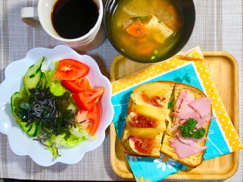 昼食の食卓を撮った写真