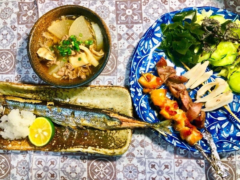 サンマの塩焼き・焼き鳥・大根と牛スジの煮物を撮った写真