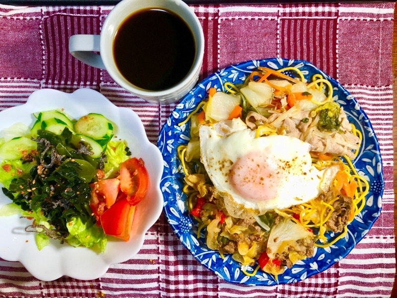 昼食の食卓を撮った写真