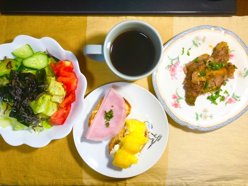 昼食の食卓を撮った写真