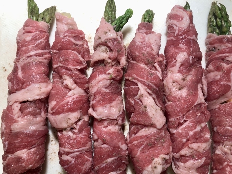 アスパラガスとチーズを牛肉で巻いて撮った写真