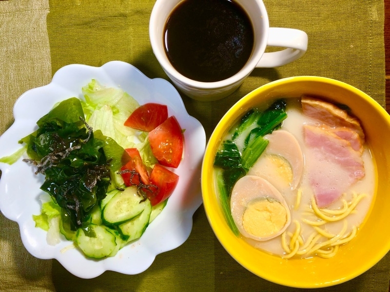 昼食の食卓を撮った写真