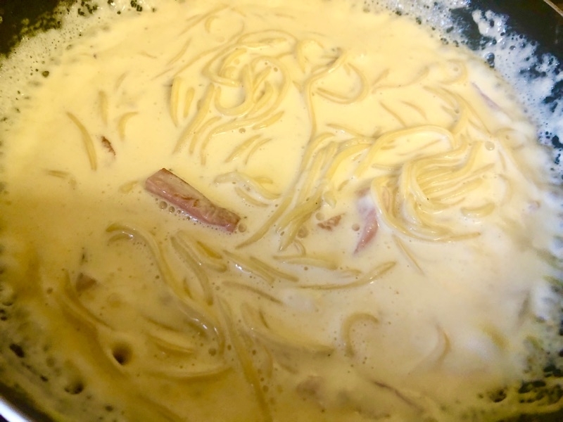 生クリームに低糖質麺を入れて撮った写真