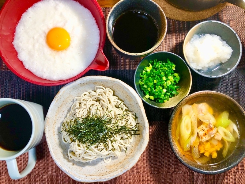 昼食の食卓を撮った写真