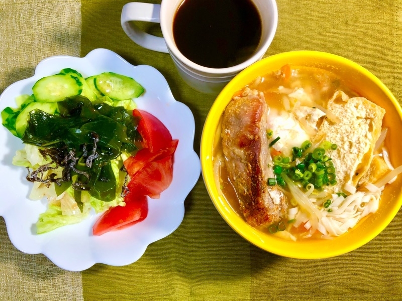 豆腐麺に味噌だれスペアリブのせの昼食を撮った写真