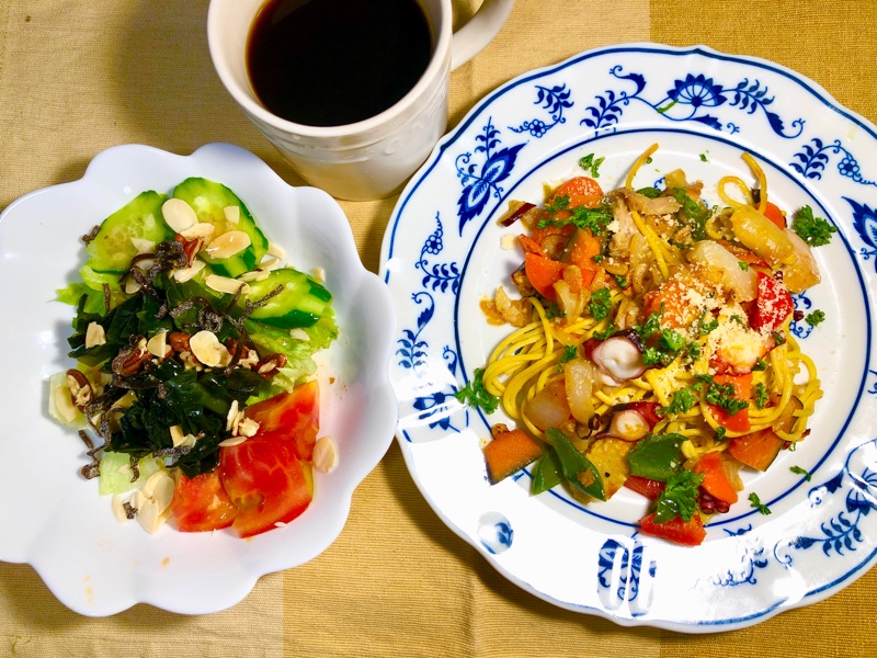 昼食の食卓を撮った写真