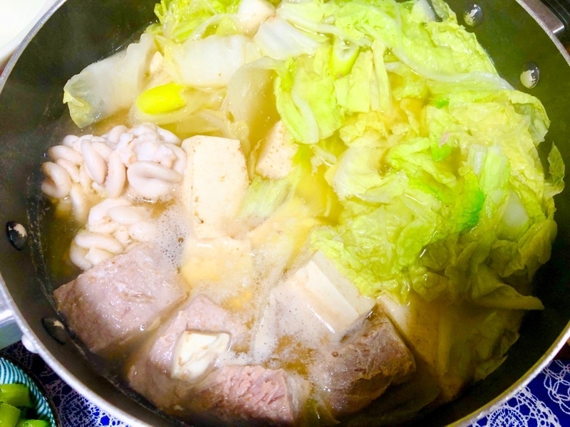 白子と鶏手羽元の鍋を撮った写真