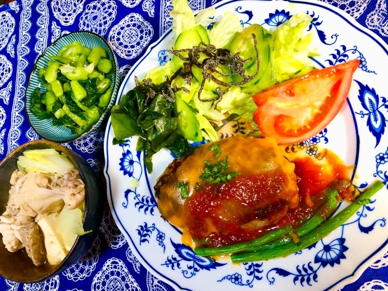 夕飯の食卓を撮った写真