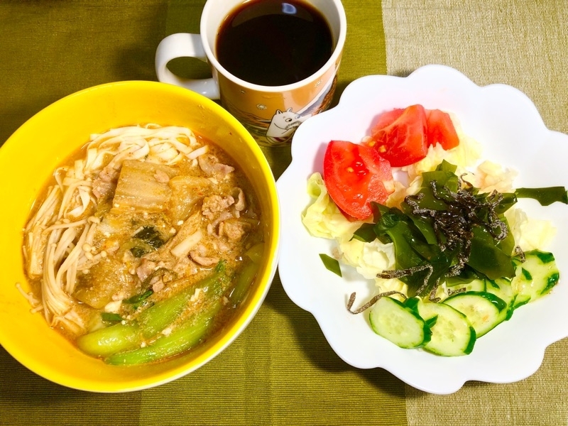 昼食の食卓を撮った写真