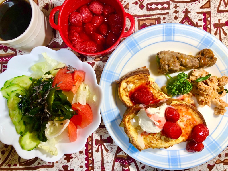 昼食の食卓を撮った写真　　