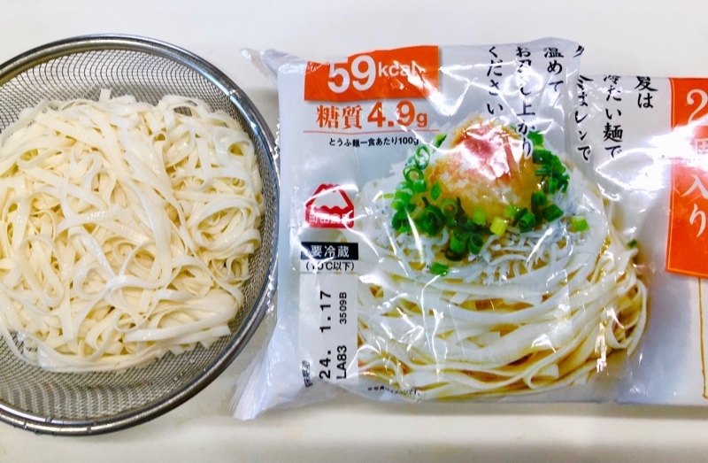 とうふ麺のパッケージと麺を撮った写真