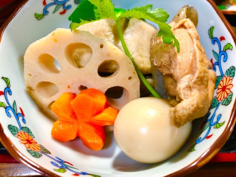 三の重から煮ものを取り分けて撮った写真