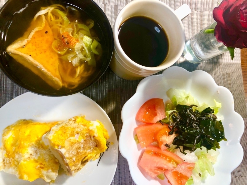 昼食の食卓を撮った写真　　