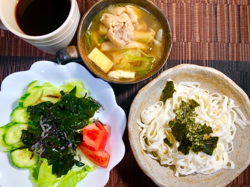 昼食の食卓を撮った写真　　