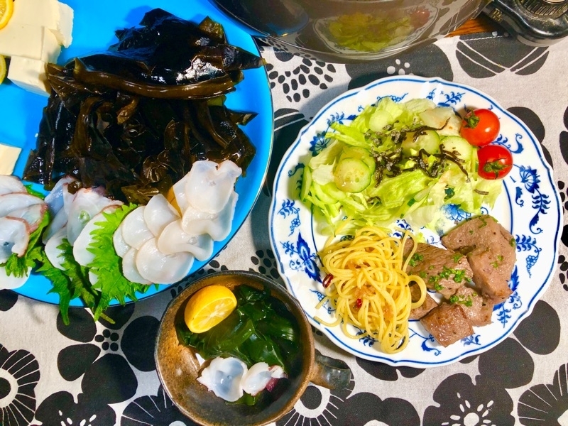 夕飯の食卓を撮った写真