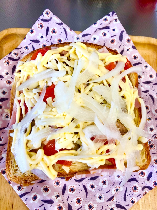 チーズと生玉ねぎをのせて撮った写真
