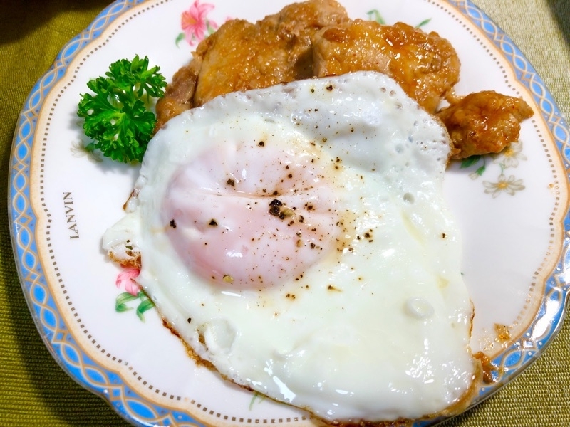 豚ヒレ肉の甘辛焼きと目玉焼きを撮った写真