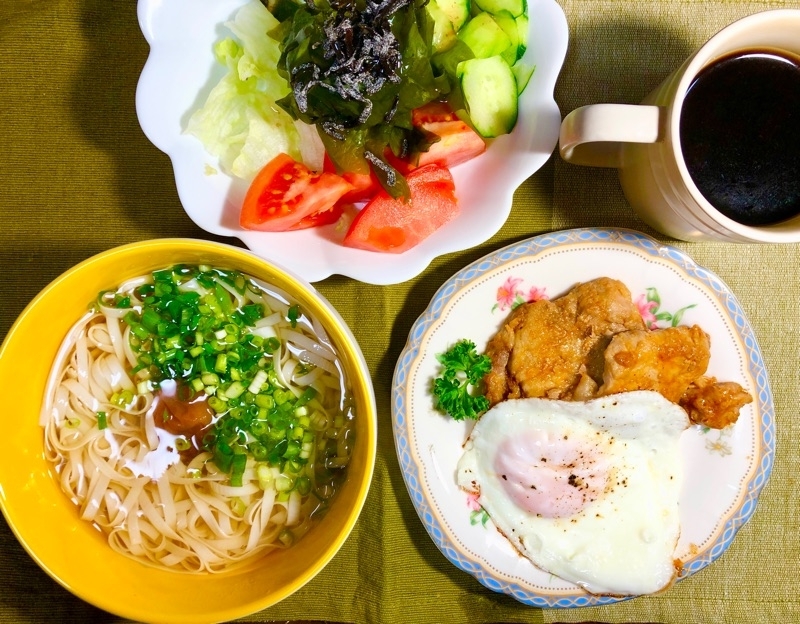 昼食の食卓を撮った写真　　