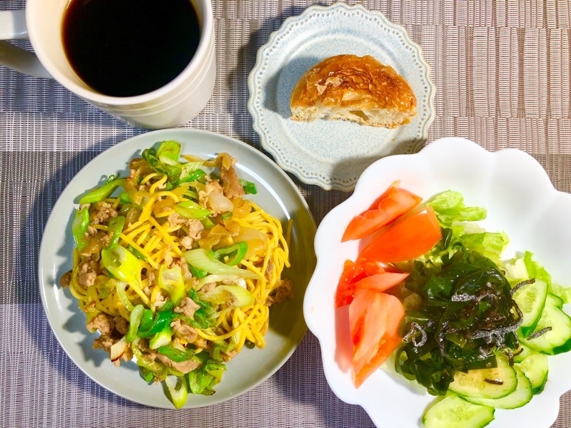 昼食の食卓を撮った写真　　