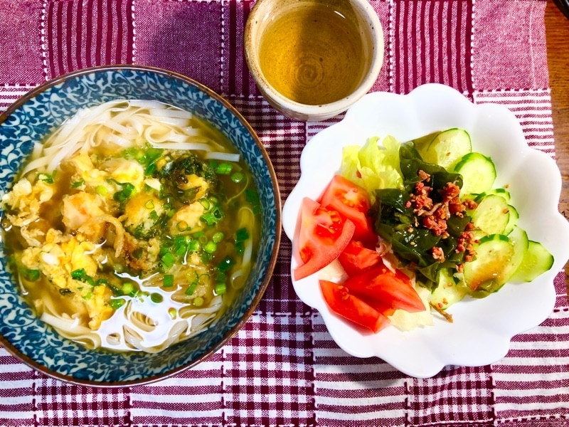 昼食の食卓を撮った写真　　