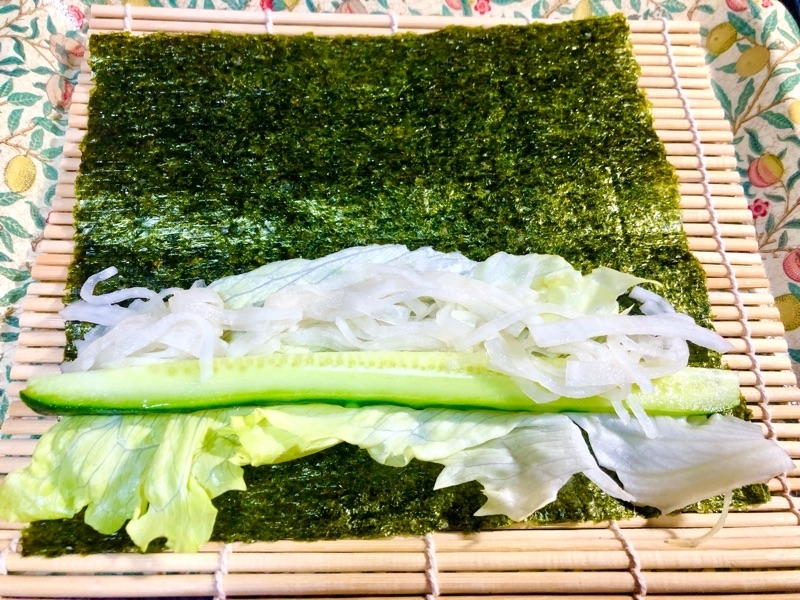 のりに野菜をのせて撮った写真