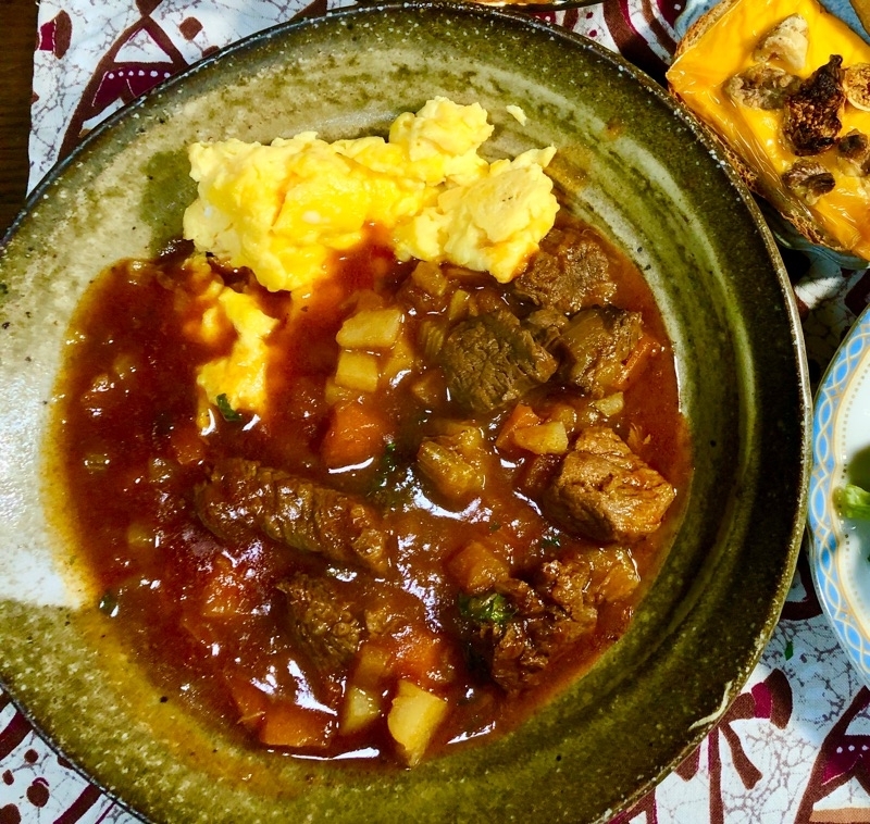 牛肉トマト煮込みのスクランブルエッグ添えを撮った写真