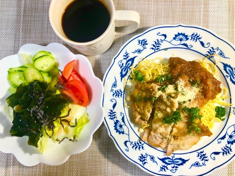 昼食の食卓を撮った写真　　