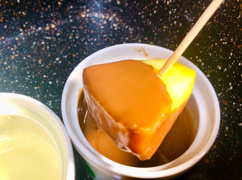 パインをチョコにくぐらせて撮った写真