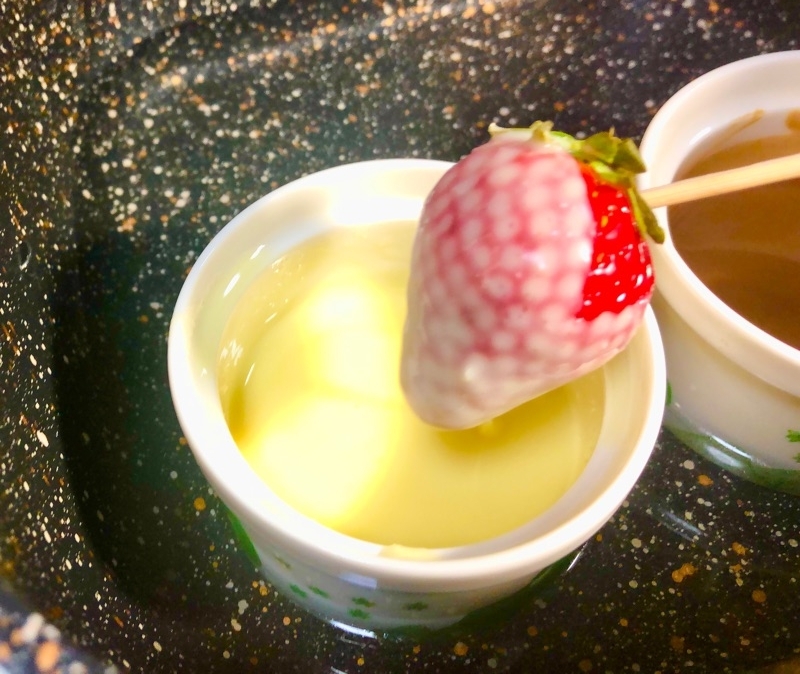 イチゴをチョコにくぐらせて撮った写真