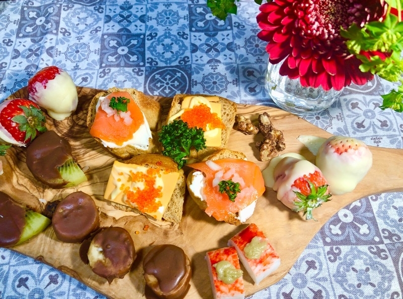 ブランパンのカナッペとフルーツのチョコがけを撮った写真