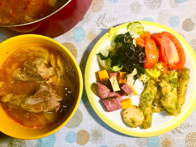 スペアリブ煮込みの辛味噌鍋の夕食を撮った写真